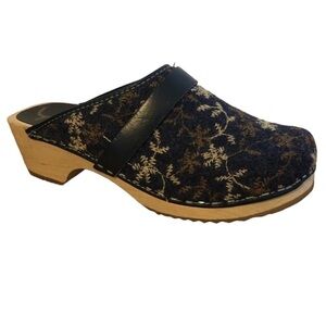 CAPE CLOGS Wooly Shoes Women's Size 5.5-6 Blue Handmade Floral Slip-Ons